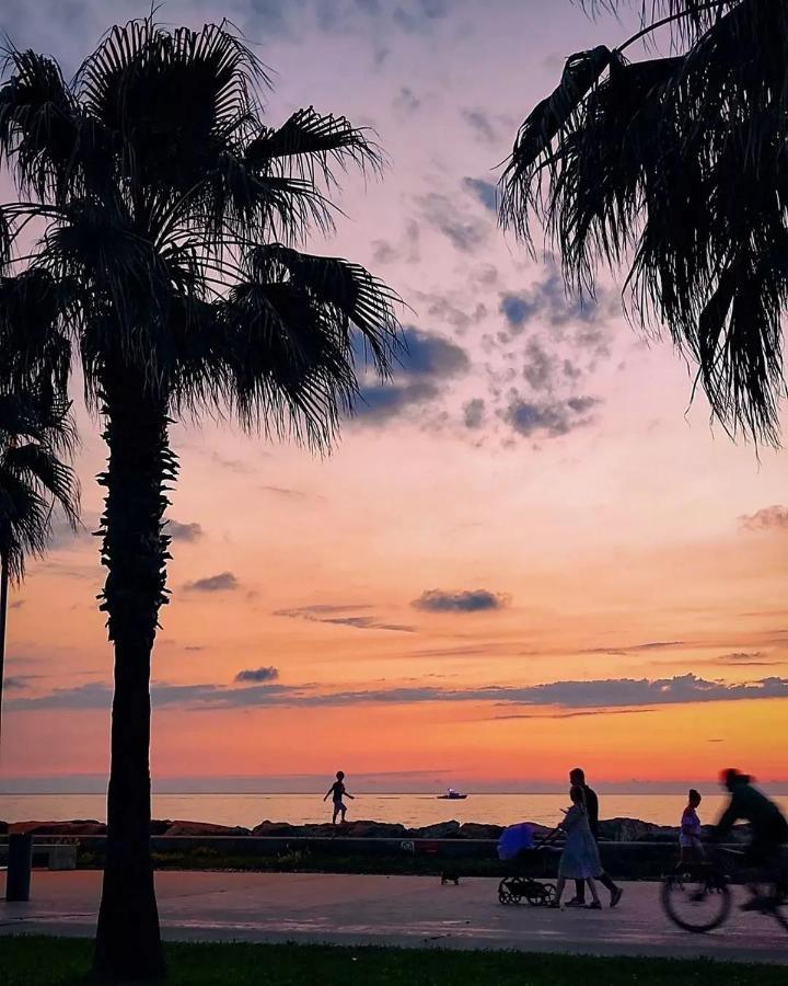 Panoramic Sea And City View Aparthotel In Orbi City バトゥーミ エクステリア 写真